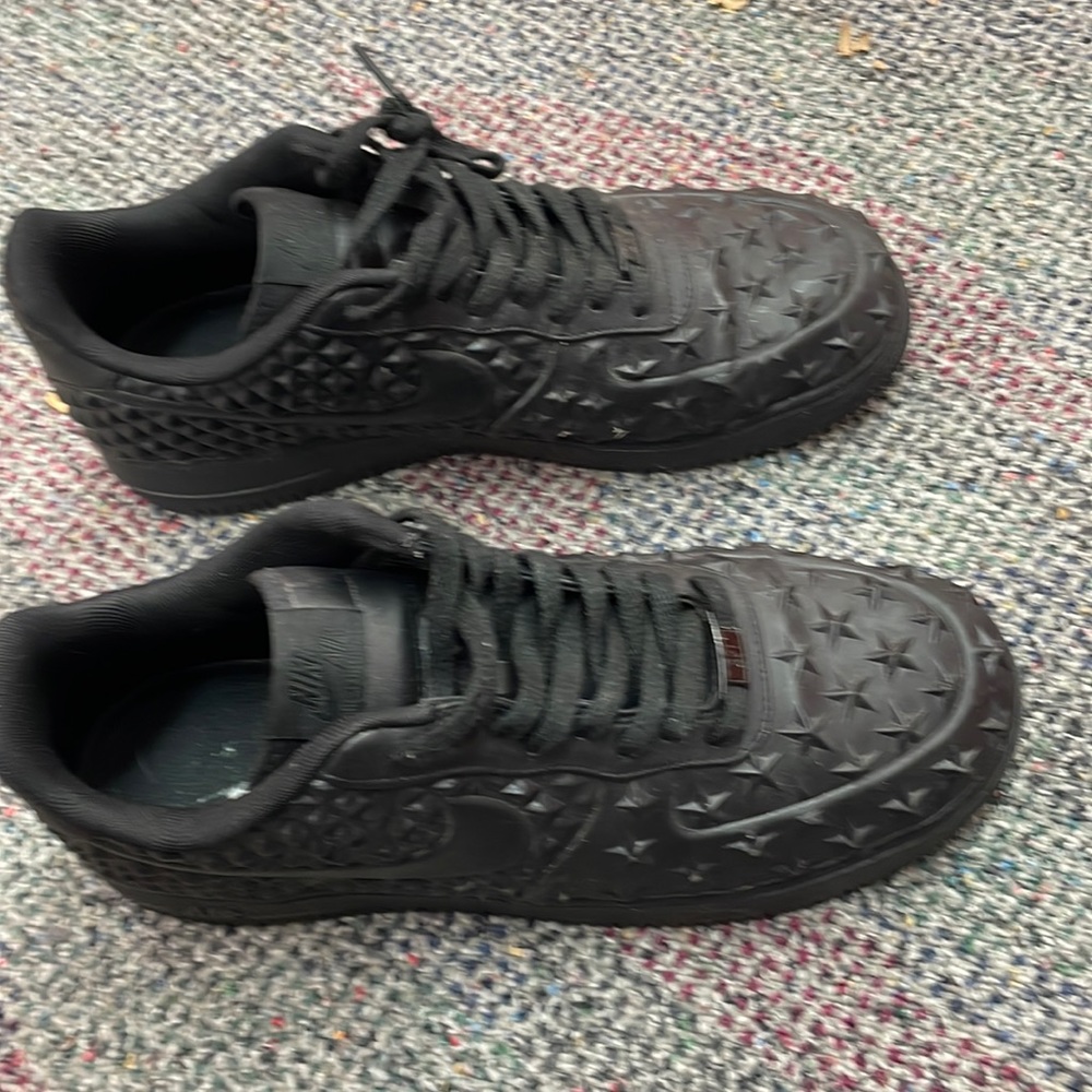 Nike Men’s All-Black Athletic Sneakers with Star-Textured Upper